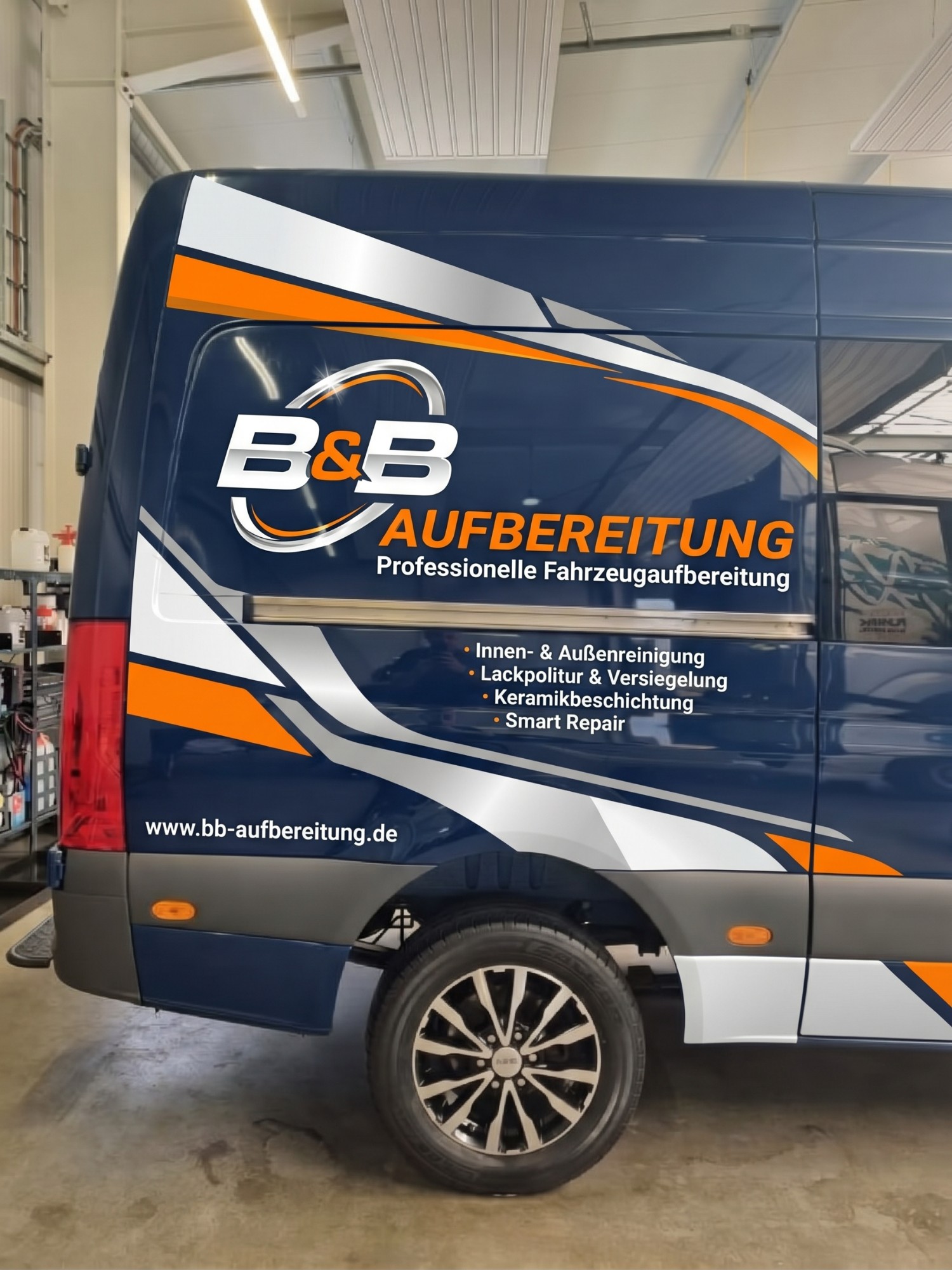 Mercedes Sprinter mit B&B-Aufbereitung-Beschriftung in Navy, Silber und Orange